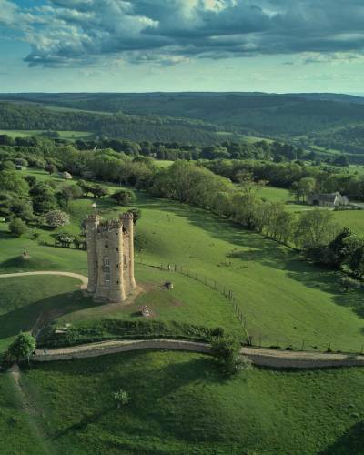 Cotswolds, Wales i London